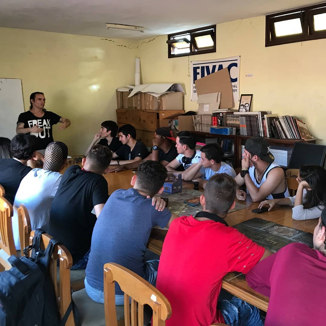 Arnold impartiendo una clase durante una peña.
