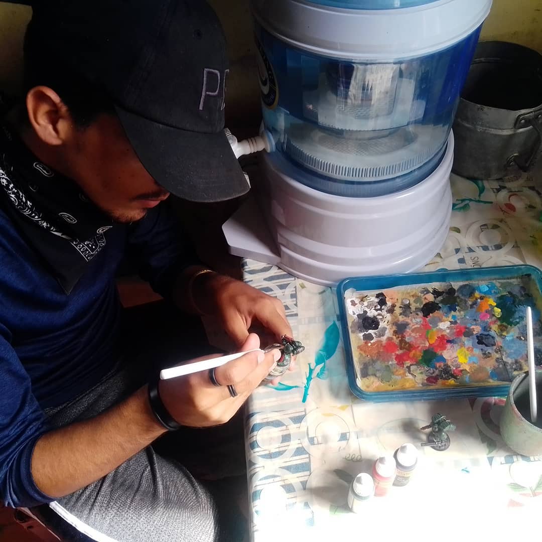 Eddy pintando una miniatura