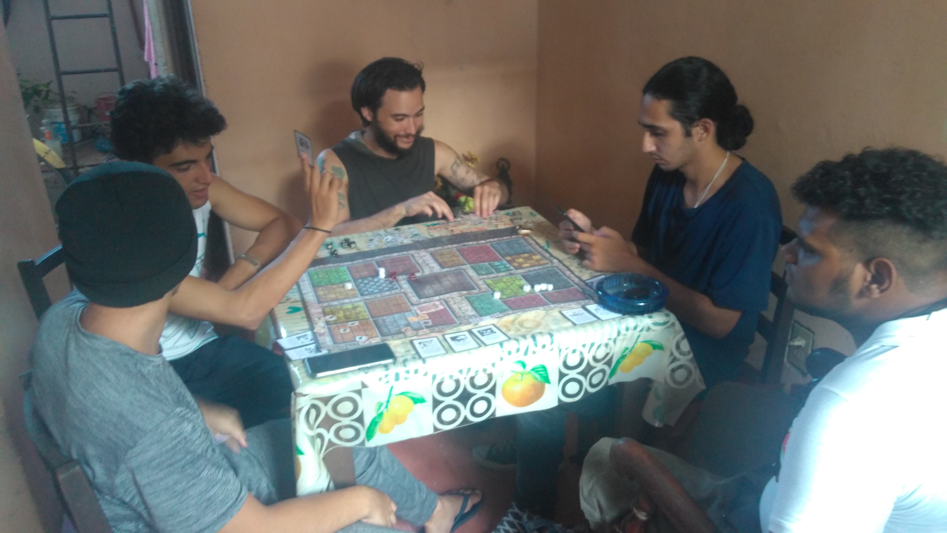 Los chicos en una de sus habituales reuniones de sábado, jugando HeroQuest.