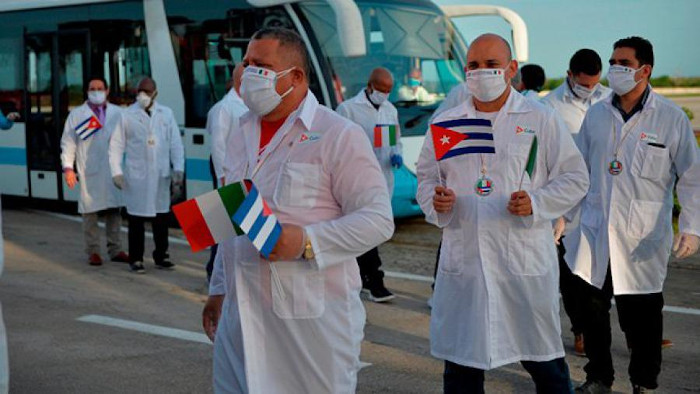 México seguirá contratando médicos cubanos