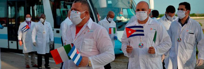 México seguirá contratando médicos cubanos
