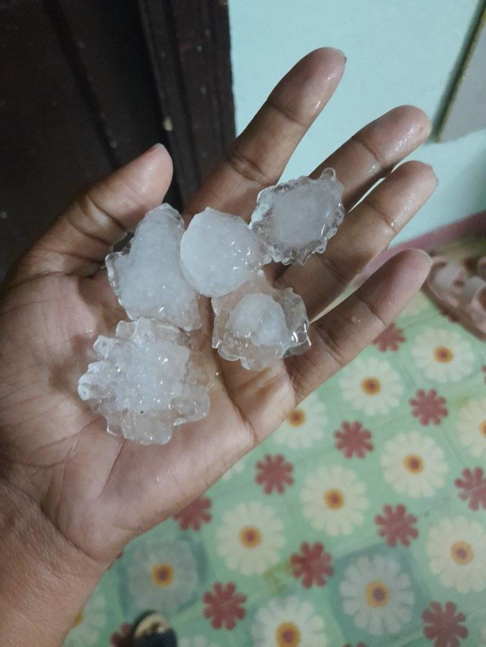 La tormenta vino con abundantes granizos en algunos municipios como: Regla, Plaza, Centro Habana y San Miguel del Padrón. Foto: Tomada de cubadebate.cu Tormenta local severa con caída de granizos en la capital
