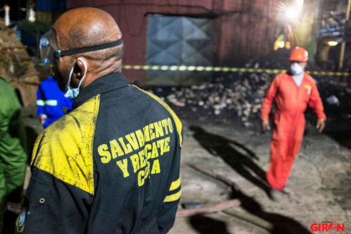 Las labores no cesan en la central termoeléctrica Guiteras para rescatar al trabajador atrapado. Foto: girón.cu Labores permanentes de búsqueda tras derrumbe en termoeléctrica Guiteras