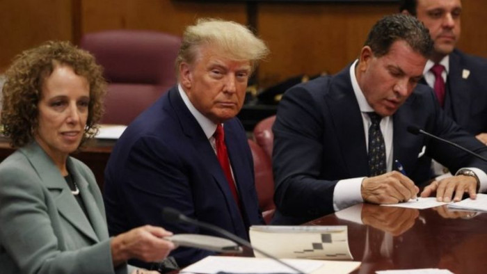 Trump estuvo acompañado de sus abogados al presentarse ante el juez en el Tribunal Criminal de Manhattan. Foto: Tomada de bbc.com Juicio de Trump: historia para mal