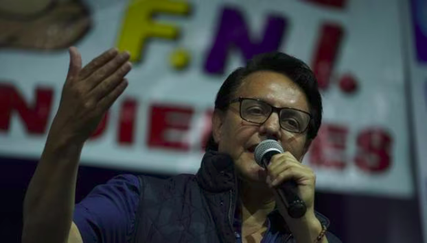 Fernando Villavicencio habla durante un mitin de campaña, minutos antes de ser asesinado en Quito, Ecuador. Foto: Tomada de elcomercio.pe Decretan en Ecuador luto nacional y estado de excepción