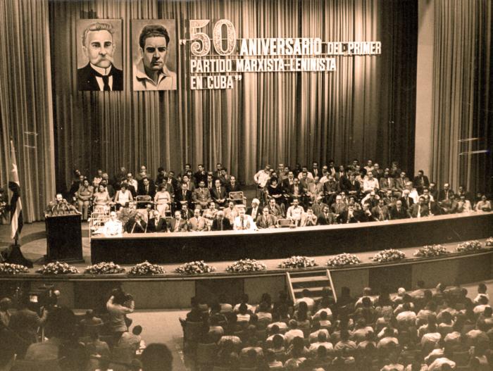 El Comandante en Jefe Fidel Castro Ruz interviene en la velada solemne por el aniversario 50 de la fundación del primer Partido Marxista-Leninista en Cuba. Foto: Jorge Oller