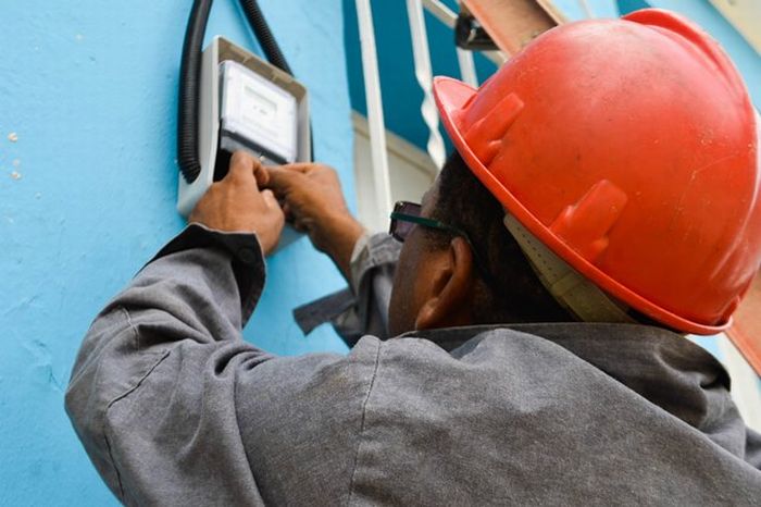 Ellos disponen de una aplicación en sus móviles capaz de detectar aun a varios metros, cuándo está puesto otro dispositivo en el contador, e incluso 20 días después de retirado el imán, el especialista puede descubrir el fraude eléctrico. Foto: Tomada de escambray.cu Fraude eléctrico, irreparable engaño a la economía