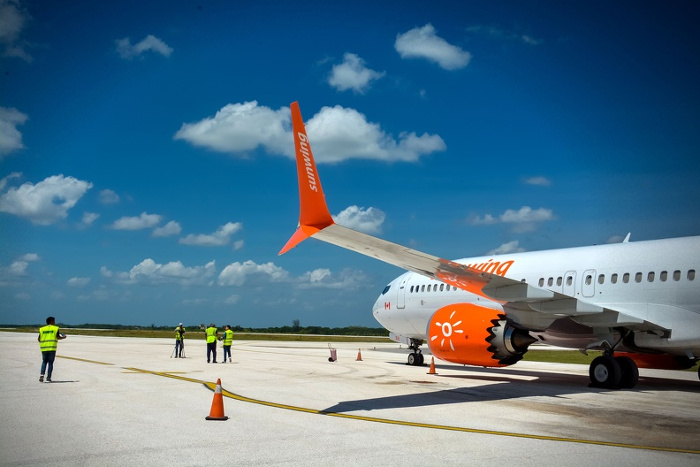 Avión de la aerolínea canadiense Sunwing que cubría el vuelo SWG645 con destino a Montreal, sufre un percance durante la maniobra de giro antes de iniciar la carrera de despegue, cuando uno de sus trenes de aterrizajes traseros sobrepasó los límites de la pista y se salió de ella sin que se reportaran daños a los pasajeros, ni presuntamente a la aeronave, situación que provocó el cierre operacional por unas horas del Aeropuerto de Holguín. Foto: Del autor Abren Aeropuerto de Holguín tras accidente de avión canadiense