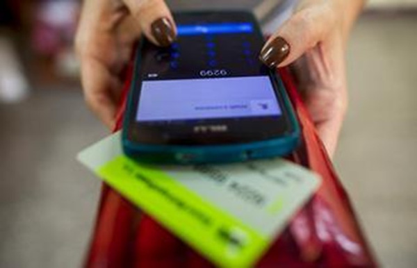 Los comercios están obligados a tener canales electrónicos. Foto: Tomada de trabajadores.cu En vigor  nueva resolución del MINCIN