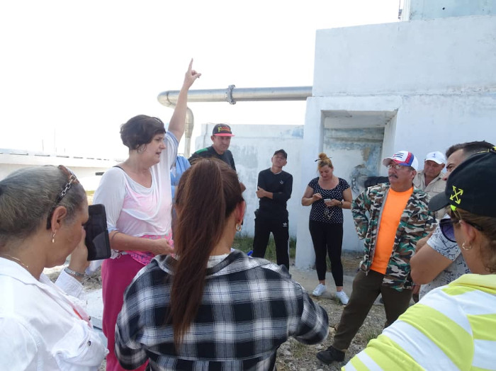 Sarah Barreto, la coordinadora, explica a los alumnos detalles del trabajo a desarrollar durante una visita. Foto: Cortesía de la coordinadora de la carrera Técnicos superiores de agua y saneamiento reforzaran gestión de acueductos
