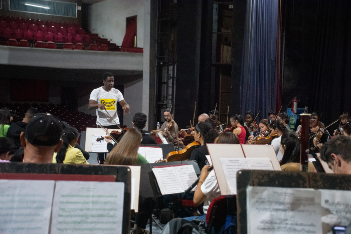 Fotos: Alejandro Rodríguez Leiva/ Adelante Kike Quiñones actuará con Sinfónica de Camagüey