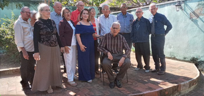 Reunidos en la casa natal del eminente científico camagüeyano Carlos L. Finlay. Fotos: de la autora y cortesía de Sarah López  A 50 años de graduados, el amor multiplicado