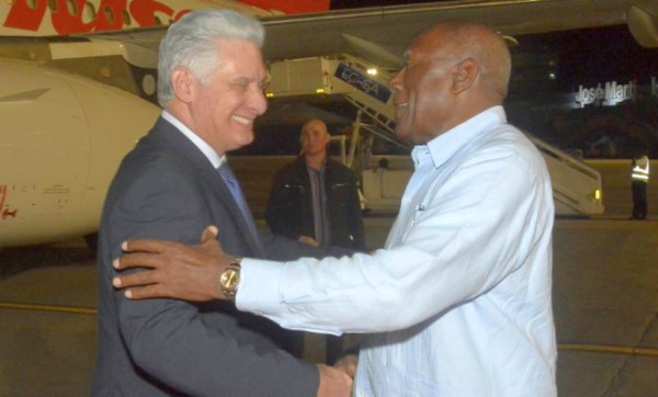 Salvador Valdés Mesa recibe a Díaz-Canel a su llegada a Cuba. Foto: Estudios Revolución Presidente cubano en La Habana tras participar en Cumbre de la Celac