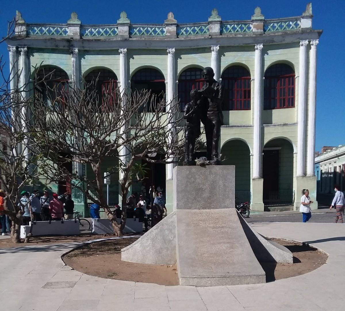 Estatua dedicada a José Martí esculpida en bronce, acompañado por un niño simboliza la universal labor educadora, tiene casi dos metros de altura y unos 800 kilogramos de peso, situada sobre una base de mármol, está orientada hacia el norte en perenne vigilia ante las acechanzas del Imperio. Fotos: del autor Esencias del pensamiento martiano brillan en una escuela