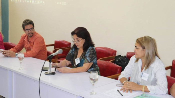 Al centro la Doctora Maricela Victoria, a su lado la jefa del departamento en Camaguey y el decano de la Facultad de Ciencias Económicas de la Universidad de Camagüey. Foto: Cortesía de la entidad La contabilidad y las finanzas en primer plano