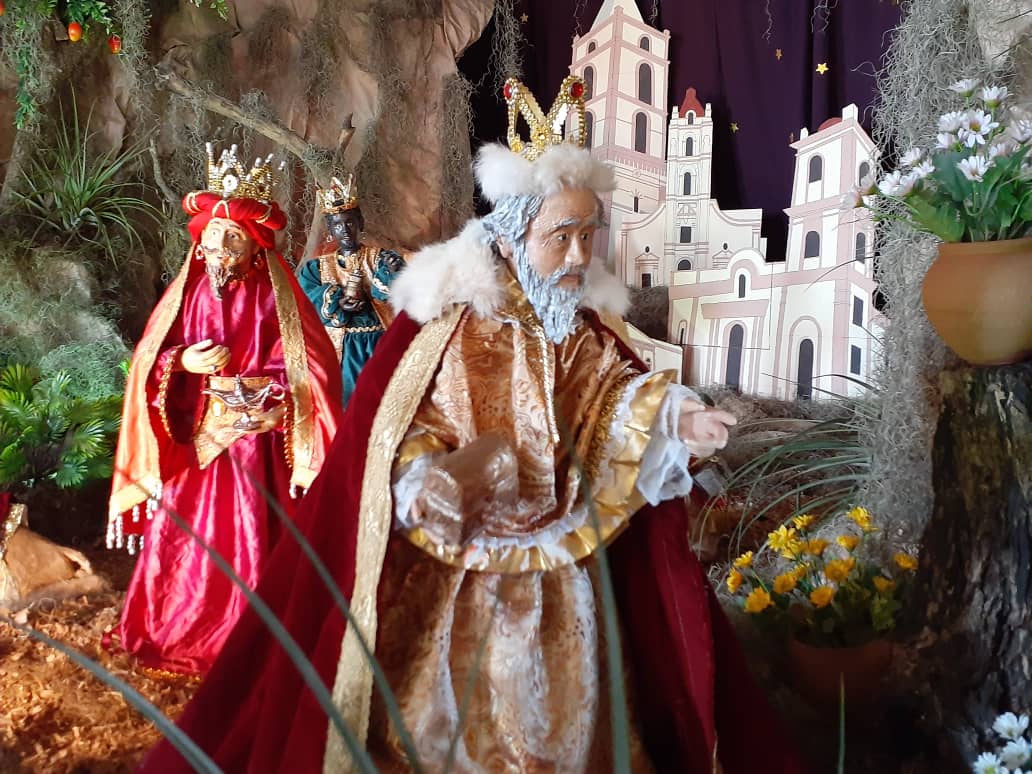 Los reyes modelados por el joven ceramista Alejandro González Sánchez, en la muestra Un Belén en Camagüey, presentada en la Iglesia del Cristo. Es la primera representación aquí del Nacimiento con figuras de barro con vestuario hecho con tejidos.Foto: Alejandro Rodríguez Leiva/ Adelante Inusuales días de Reyes