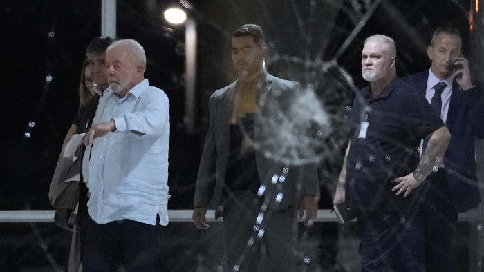 El presidente Luiz Inácio Lula acudió el domingo al Palacio de Planalto para evaluar la escala de los daños causados por manifestantes derechistas que asaltaron las sedes de los tres poderes del Estado en Brasilia unas horas antes. Fotos: Tomadas de rt.com El mundo respalda a gobierno de Lula