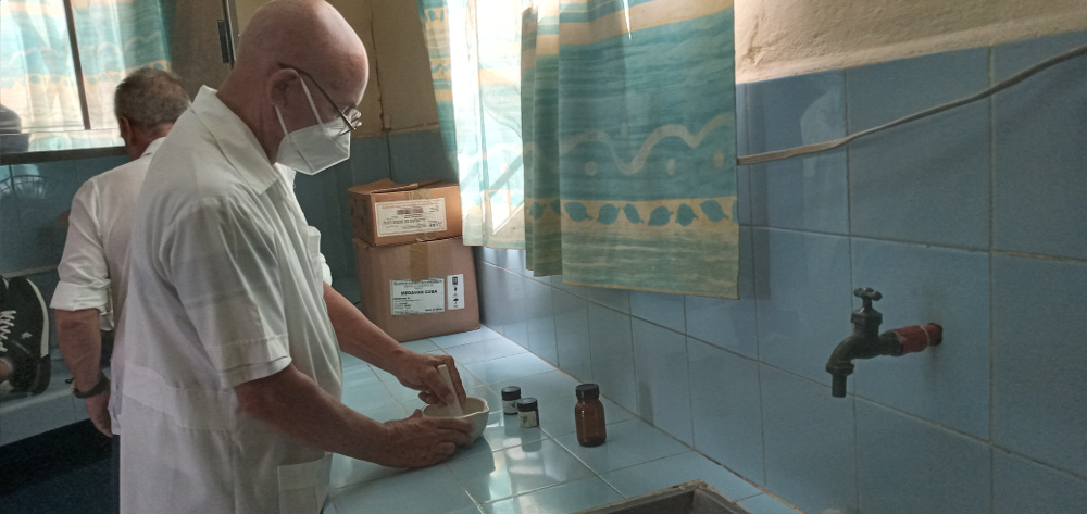 El Licenciado en Farmacia Antonio Vázquez Gamboa, en su faena productiva en el propio Centro.