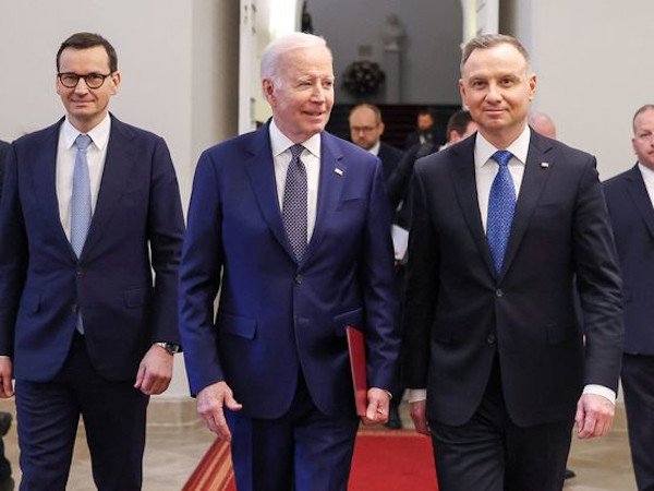 El presidente de EEUU, Joe Biden (c), el presidente polaco, Andrzej Duda (d), y el primer ministro, Mateusz Morawiecki. Foto: Tomada de elconfidencial.com Biden en Polonia por segunda vez en menos de un año