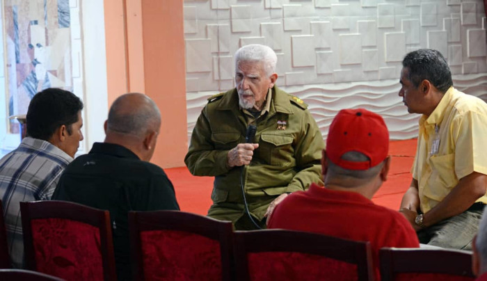 Fotos: Rodolfo Blanco Cué/ ACN Chequea Ramiro Valdés obras económicas y sociales en Nuevitas