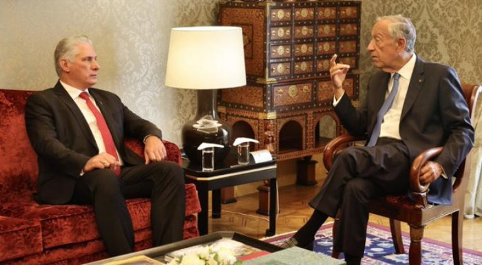 El mandatario cubano fue recibido por su homólogo portugués Marcelo Rebelo de Sousa en la Plaza del Imperio, en Lisboa, donde se realizó la ceremonia oficial de bienvenida. Foto: Tomada de cubasi.cu Presidente cubano inició visita a Portugal