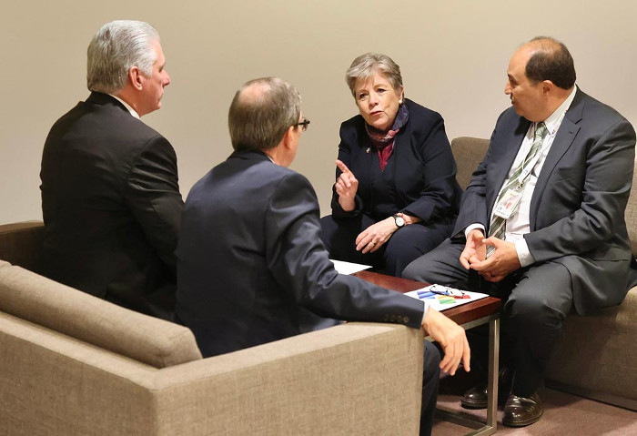 El jefe de Estado cubano conversó también con la secretaria de Relaciones Exteriores de México, Alicia Bárcena. Foto: Tomada de radiohc.cu Presidente cubano cierra agenda en Bruselas con encuentros bilaterales