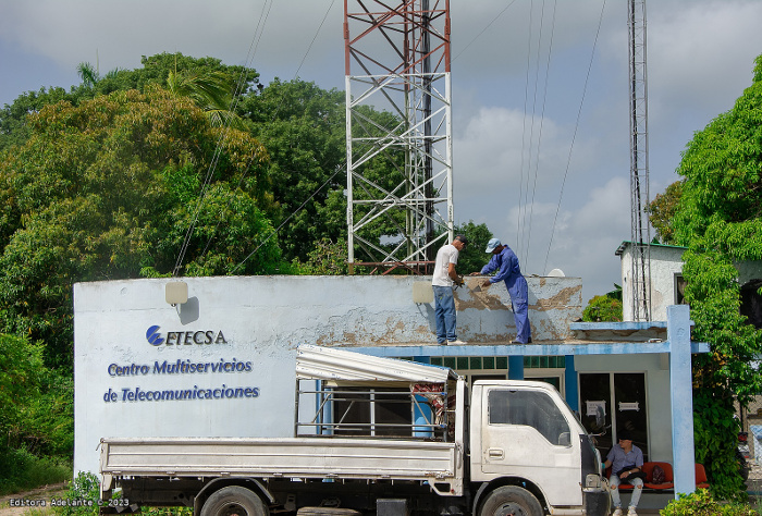 Instalación de la base 3G en el Consejo Popular Estrella. Fotos: Alejandro Rodríguez Rodríguez/ Adelante Céspedes: Con el alma en 26