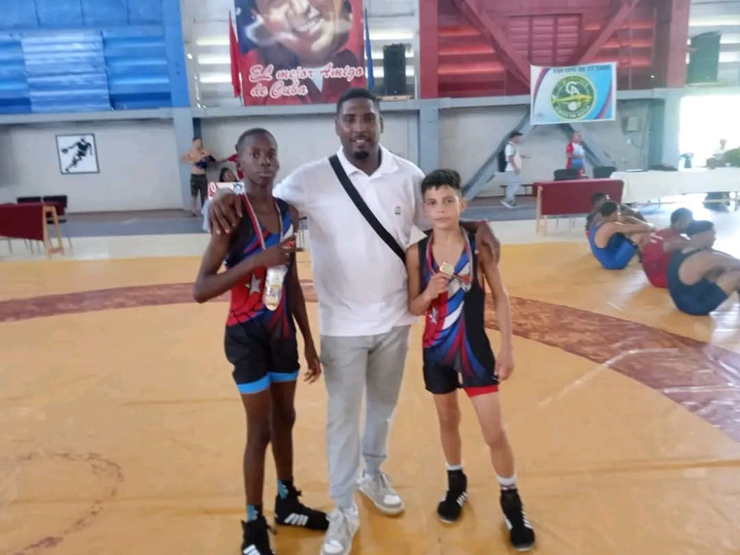 Ray Daniel, a la izquierda, la estrella de la lucha escolar en Cuba. Foto: Cortesía del atleta