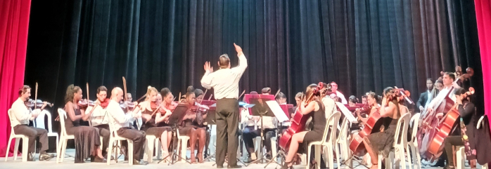 Camagüey’s Symphony Orchestra, conductor and Mexican violinist Armando Vargas
