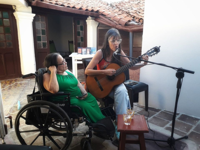 Griselda conoció a Elena en el Congreso Iberoamericano de la Décima y el Verso Improvisado. Al recibir la invitación formal a la Feria del Libro aprovechó para traer las baterías de su silla eléctrica. Fotos: De la autora Una argentina en la cuna de Guillén