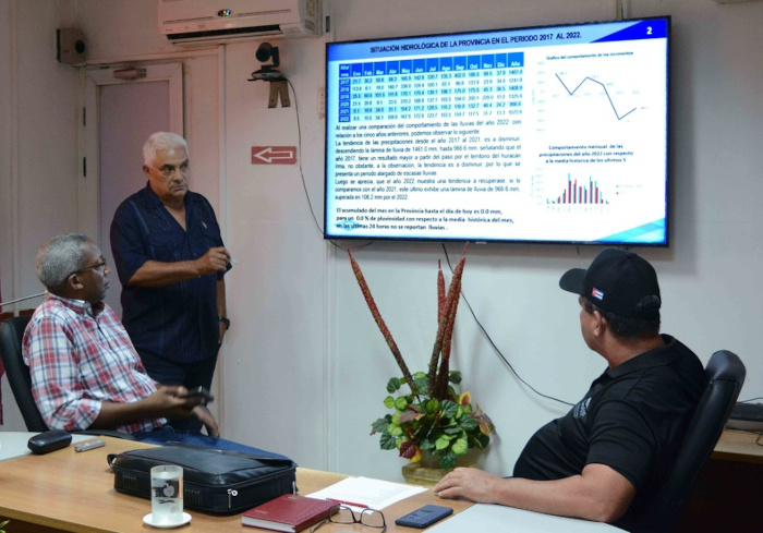 Leonardo Soto delegado provincial del Instituto Nacional de Recursos Hidraúlicos, informa sobre la situación con el abasto de agua, como consecuencia de la intensa sequía que afecta al territorio, durante la reunión presidida por Antonio Rodríguez, Presidente del INRH, y Joel Queipo, miembro del Secretariado del Comité Central del Partido Comunista de Cuba y jefe del departamento Económico en el CC PCC. Foto: Rodolfo Blanco Cué/ ACN Intensas acciones por garantizar abasto de agua en Camagüey