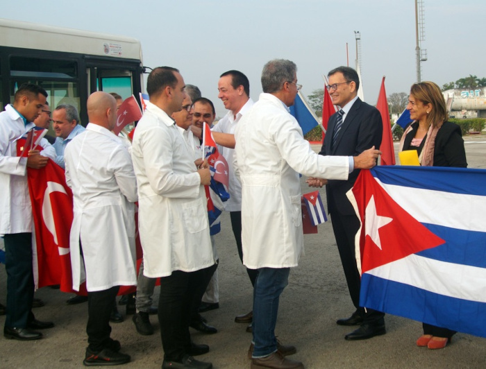 El Dr. José Ángel Portal Miranda, Ministro de Salud Pública, y Vebi Esgel Eténsel, embajador de Türkiye en Cuba, reciben a los colaboradores médicos cubanos del Contingente Internacional de Médicos Especializados en Situaciones de Desastres y Graves Epidemias Henry Reeve, que asistieron al pueblo turco, tras los terremotos del pasado 6 de febrero, a su arribo al aeropuerto internacional José Martí.  Foto:Yury Díaz Caballero/ ACN Médicos cubanos en Türquiye: huella de amor y solidaridad
