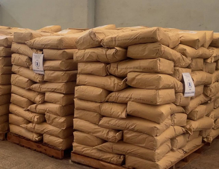 El producto beneficiará a niños entre seis y 23 meses de nacidos en Las Tunas, Granma, Holguín, Santiago de Cuba y Guantánamo. Cada infante recibirá 100 gramos diarios de leche entera en polvo, para complementar la canasta familiar normada de alimentos. Fotos: Tomadas de acn.cu Cuba agradece a Francia y al PMA por donativo de leche en polvo