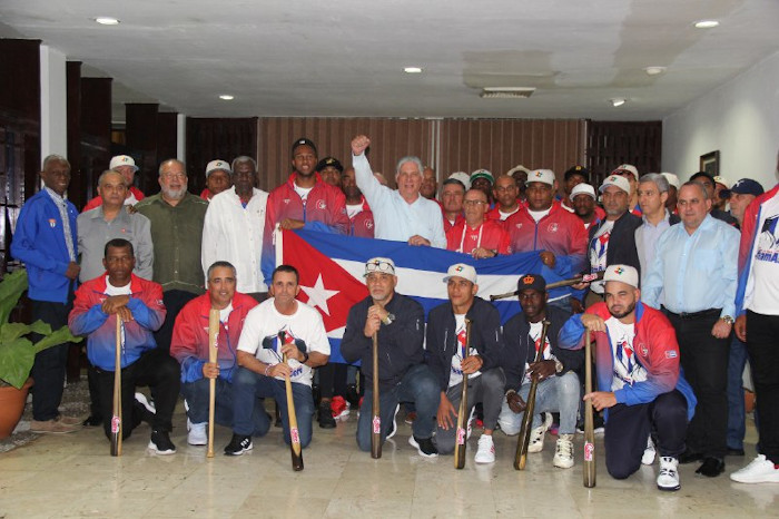 El presidente cubano elogió la actuación del equipo de Cuba en el V Clásico Mundial de Béisbol, tras quedar entre los semifinalistas, algo que no ocurría desde la primera edición en 2006. Foto: Tomada de acn.cu