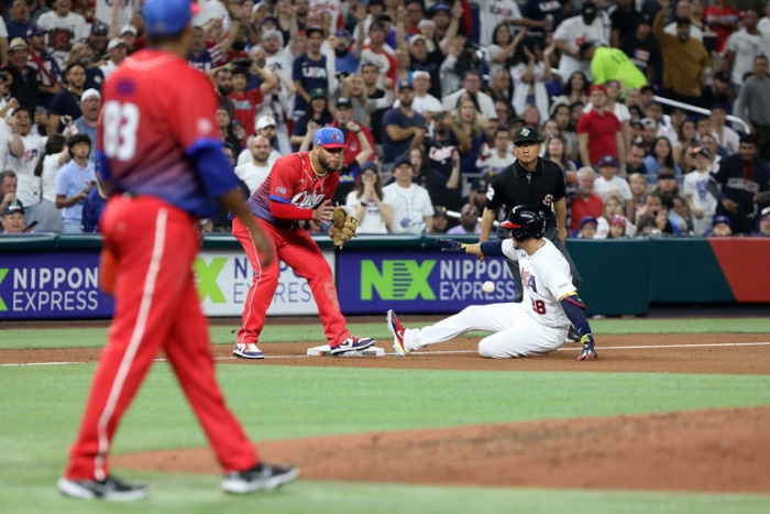 Partido semifinal entre las selecciones de béisbol de Cuba y Estados Unidos, 2-14 a favor del equipo estadounidense, quedando el equipo Cuba en el cuarto lugar del V Clásico Mundial de Béisbol, realizado en el estadio LoanDepot Park, en la ciudad de Miami. Foto: Roberto Morejón/ Periódico Jit-Inder El pueblo de Cuba recibirá a su equipo del Clásico Mundial