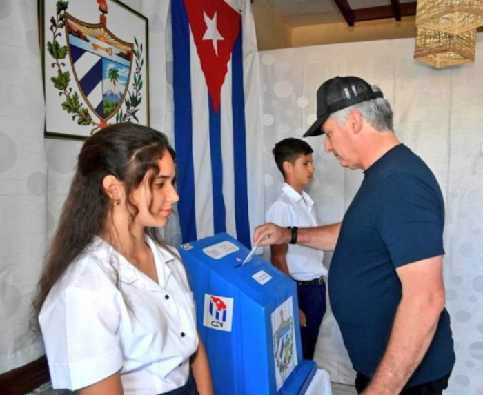 Foto: Presidencia Cuba/ Twitter Presidente cubano ejerce su derecho al voto: un día de alegría y confirmación (+Fotos)