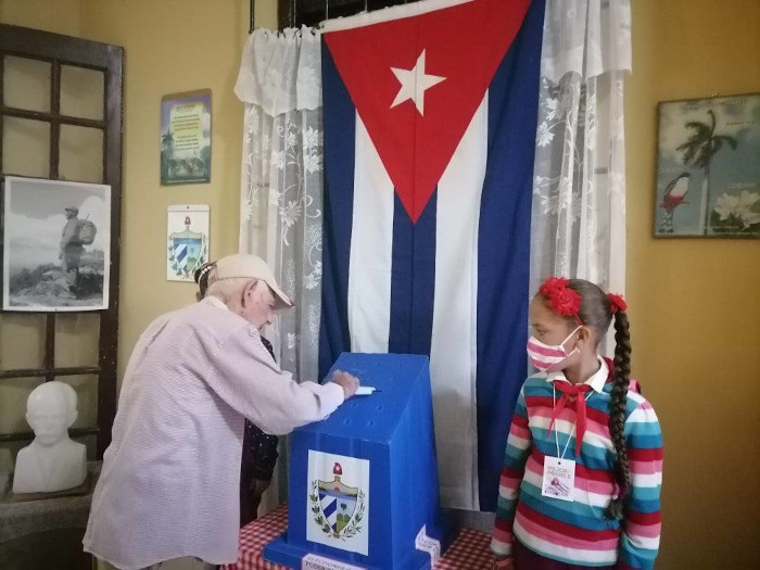Fotos:  Gladys Daylin Morera Cordero/ Colaboradora El primero en votar en su Colegio Electoral