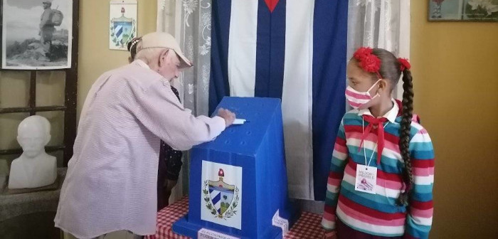 El primero en votar en su Colegio Electoral 