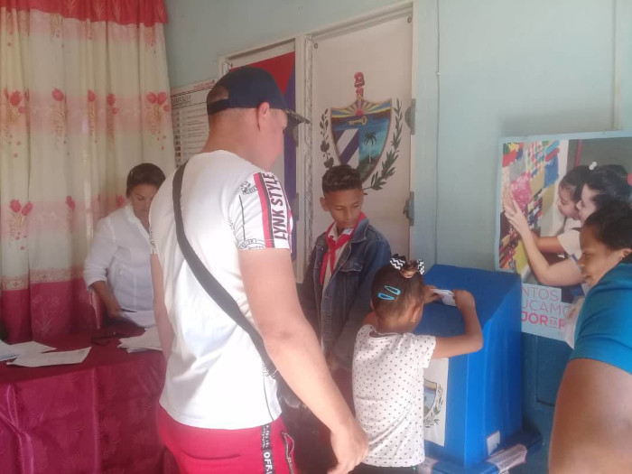 Sistema de la Radio en Camagüey y Elia Rosa Zayas-Bazán/ Estudiante de Periodismo Camagüey vota a más 63 porciento