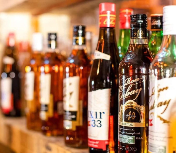 Foto: Tomada de revistamascuba.com Medio millón de cajas de ron produce Cuba en la actual zafra