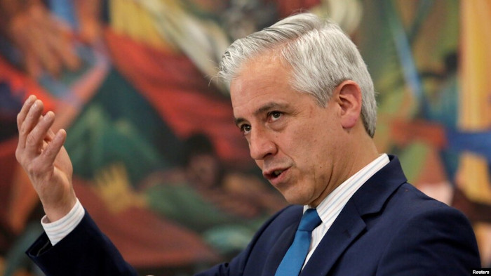 El Movimiento al Socialismo (MAS) debe evitar una posible «fragmentación popular» para las elecciones de 2025 en las que se prevé habrá dos facciones lideradas por el actual presidente Luis Arce, y la del exmandatario y líder del partido gobernante, Evo Morales, advirtió en una entrevista con Efe el exvicepresidente Álvaro García Linera. Foto: Tomada de vozdeamerica.com Alertan contra división del MAS en Bolivia