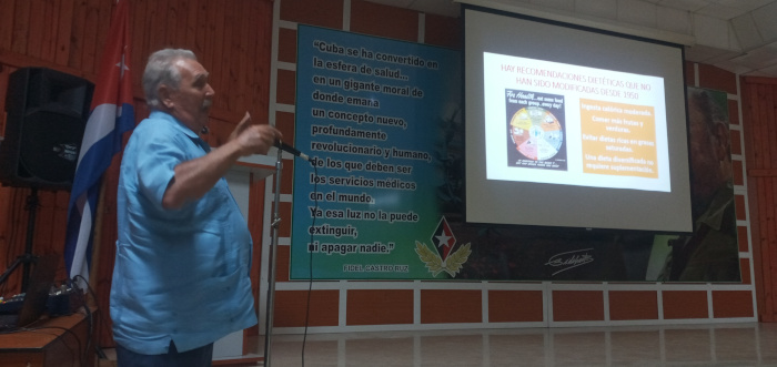 El profesor Félix González González. Foto: De la autora Nuevas estrategias de salud en Jornada Científica del "Manuel Ascunce"