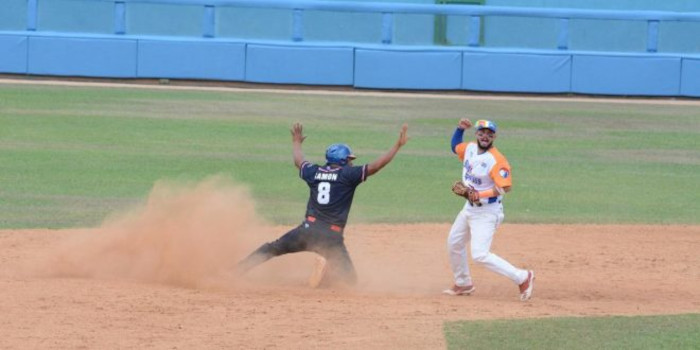 Foto: Vicente Brito/ Periódico Escambray Gallos igualan la subserie ante los Toros