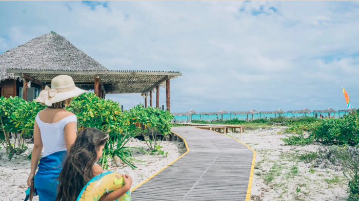 Iberostar Selection Esmeralda, ubicado en cayo Cruz, de Esmeralda, Camagüey, es un hotel cinco estrellas para la familia, con tres piscinas, playa excepcional que mira al mayor corredor de cruceros del Caribe, y cerca el Iberostar Coral Esmeralda, para adultos. Fotos: Tomadas de ibercuba.com Iberostar por un turismo sostenible en Cuba