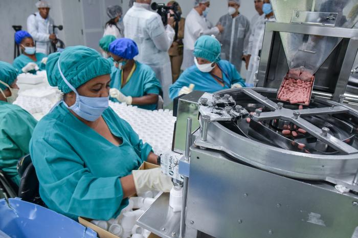Foto: Tomada de radiorebelde.cu Activan varias líneas de producción de medicamentos