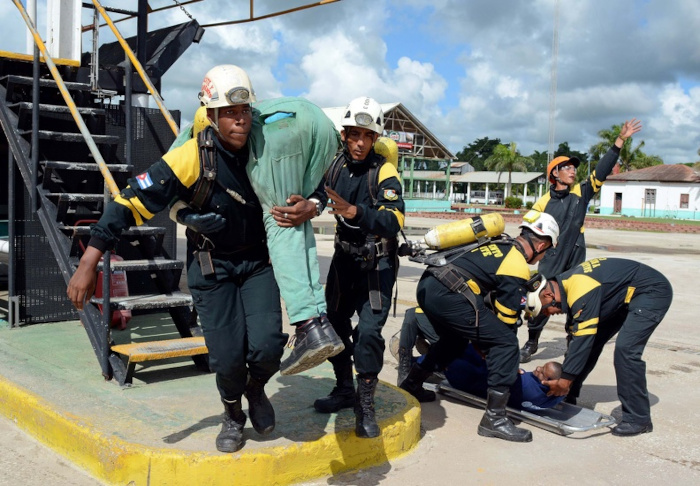 Fuerzas especializadas realizan acciones prácticas ante ocurrencia de desastres. Fotos: Rodolfo Blanco Cué/ ACN Antes, durante y después del Meteoro en Camagüey