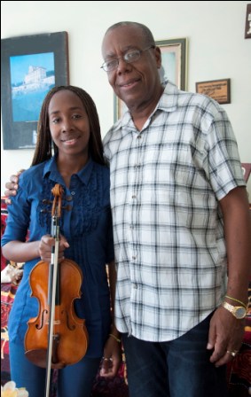Together with her father, Sydney Campbell, in 2016. Photo: Otilio Rivero Delgado / File Adelante.
