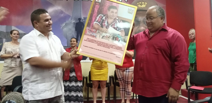 Federico Hernández Hernández, miembro del Comité Central del Partido y su primer secretario en la provincia, entrega un reconocimiento a Yulian León Rondón (izquierda)  máximo dirigente saliente de la CTC en Camagüey, en virtud de su desempeño al frente de la organización en el territorio durante poco más de un lustro. Fotos: Yamilé Fernández/ corresponsal de Radio Reloj  Pleno de la CTC se enfocó en temas medulares