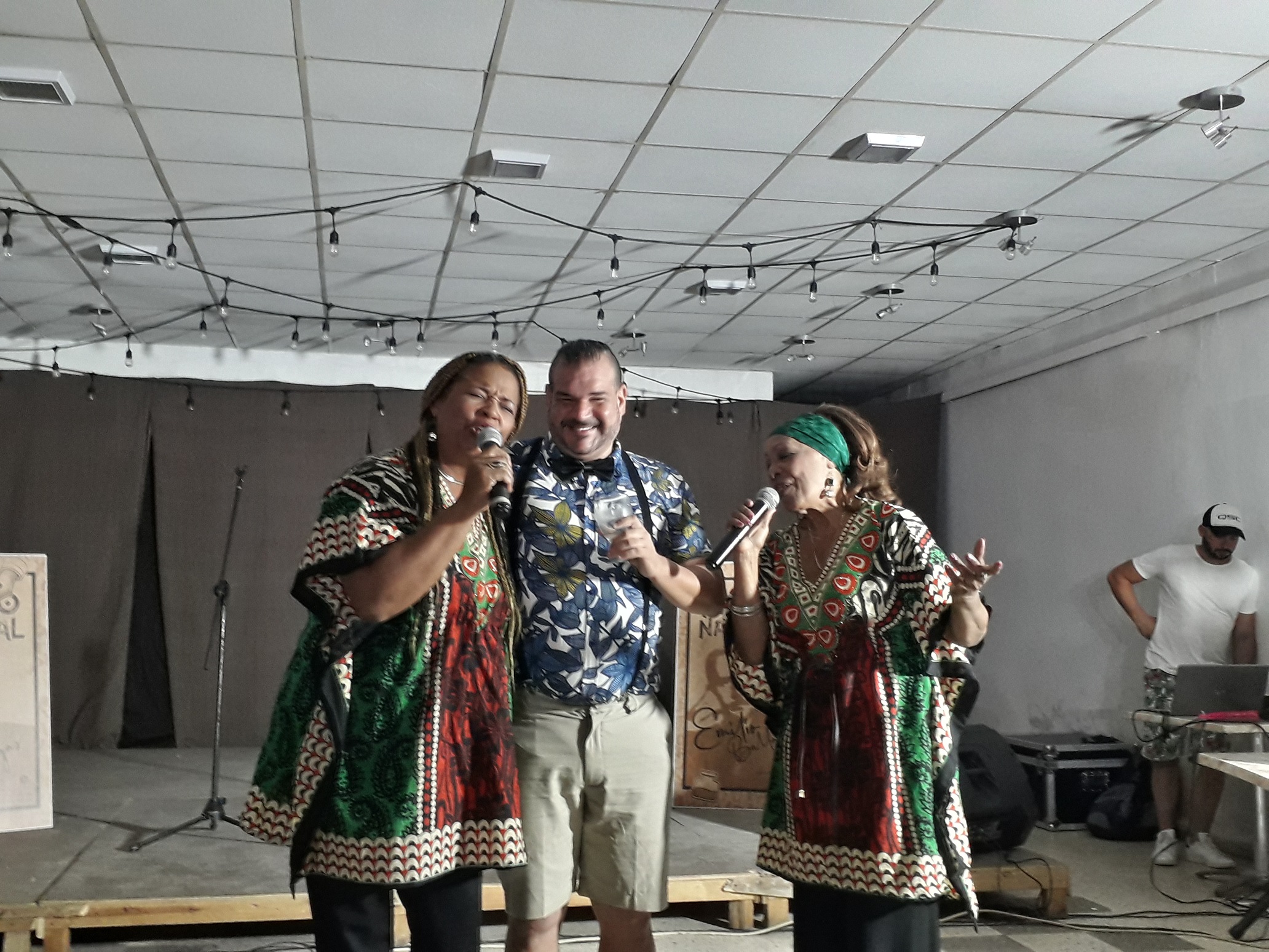 El Dúo Voces ofreció su excelencia en la clausura del evento. Dedicó un bolero al premiado.