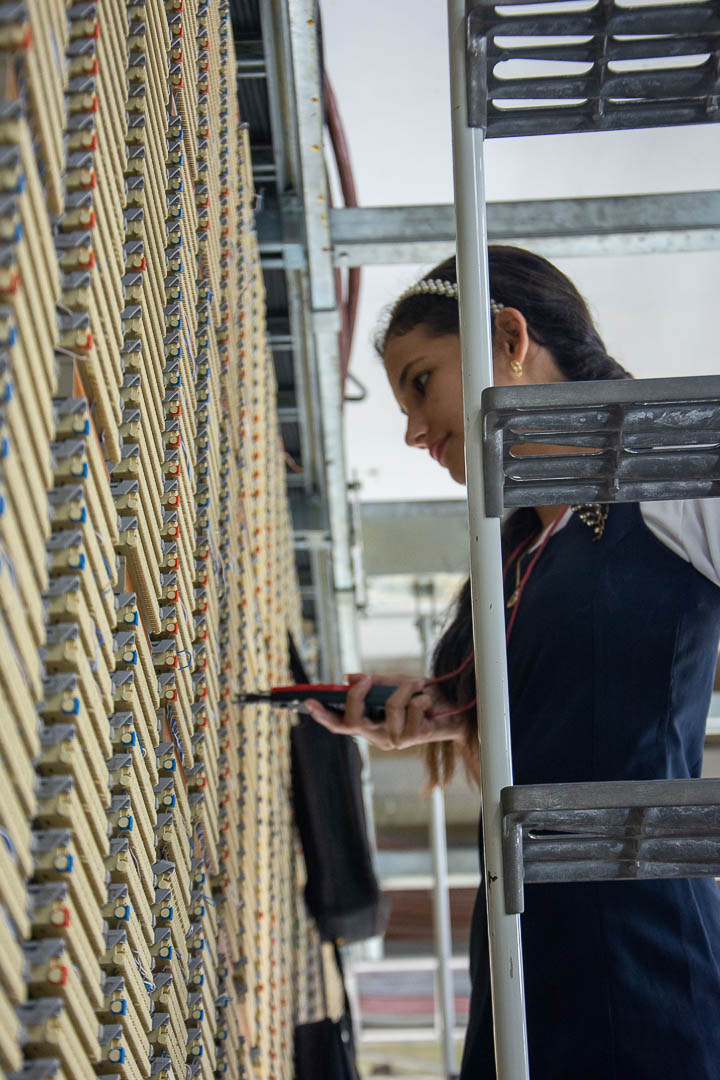 En el Centro de Telecomunicaciones Camagüey, varios jóvenes ocupan cargos de probador de cable, son responsables de realizar los enlaces de todos los servicios telefónicos.